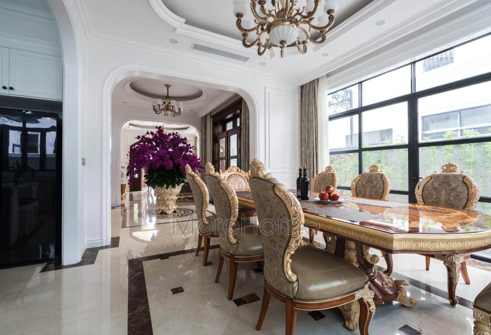 Bàn ăn thiết kế vừa phải gia chủ tránh được cảm giác xa cách trống trải mà vẫn rất gần gũi vơi nhau, bàn tiệc lúc nào cũng tràn ngập sự ấm cúng Mẫu bàn ăn tân cổ điển tinh tế và sang trọng