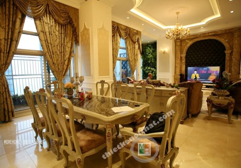 Bàn ăn được thiết kế mang tone màu đồng ánh kim mang lại cảm giác đồng nhất với các thiết kế khác mang tone màu vàng ánh kim nhẹ nhàng Mẫu bàn ăn tân cổ điển tinh tế và sang trọng