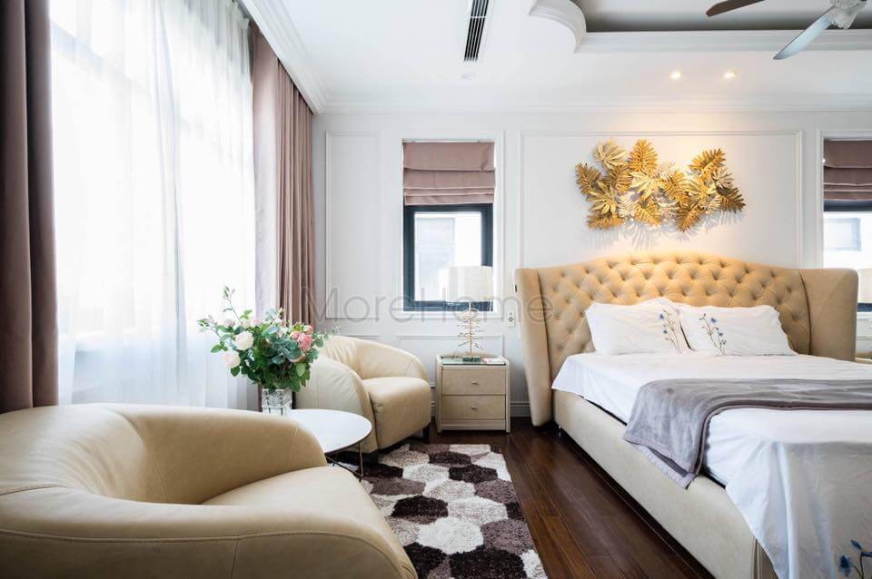 Bố trí ghế sofa đơn trong phòng ngủ giúp gia chủ có thể thư giãn uống trà, đọc sách trong phòng master Thiết kế phòng ngủ biệt thự