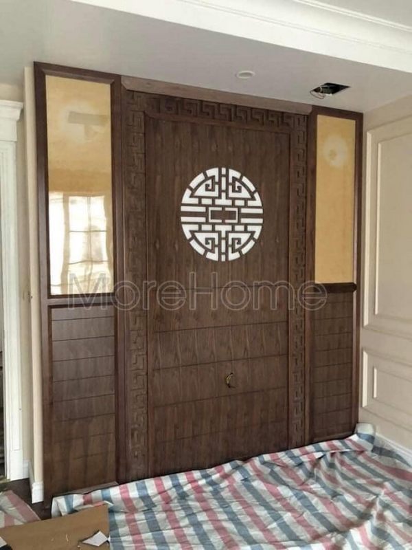 Trang trí vách gỗ óc chó phòng thờ rất quan trọng vì đây là điểm nhấn làm nổi bật phong cách của gia chủ và thể hiện sự cầu mong tài vượng, thuận lợi trong cuộc sống.
